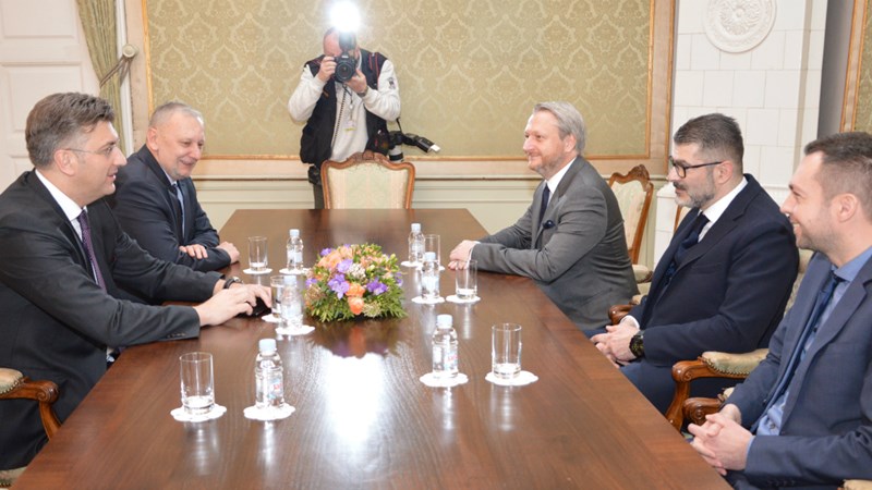 Predsjednik Vlade Plenković s pobjednicima europskog Big Data Hackathona 